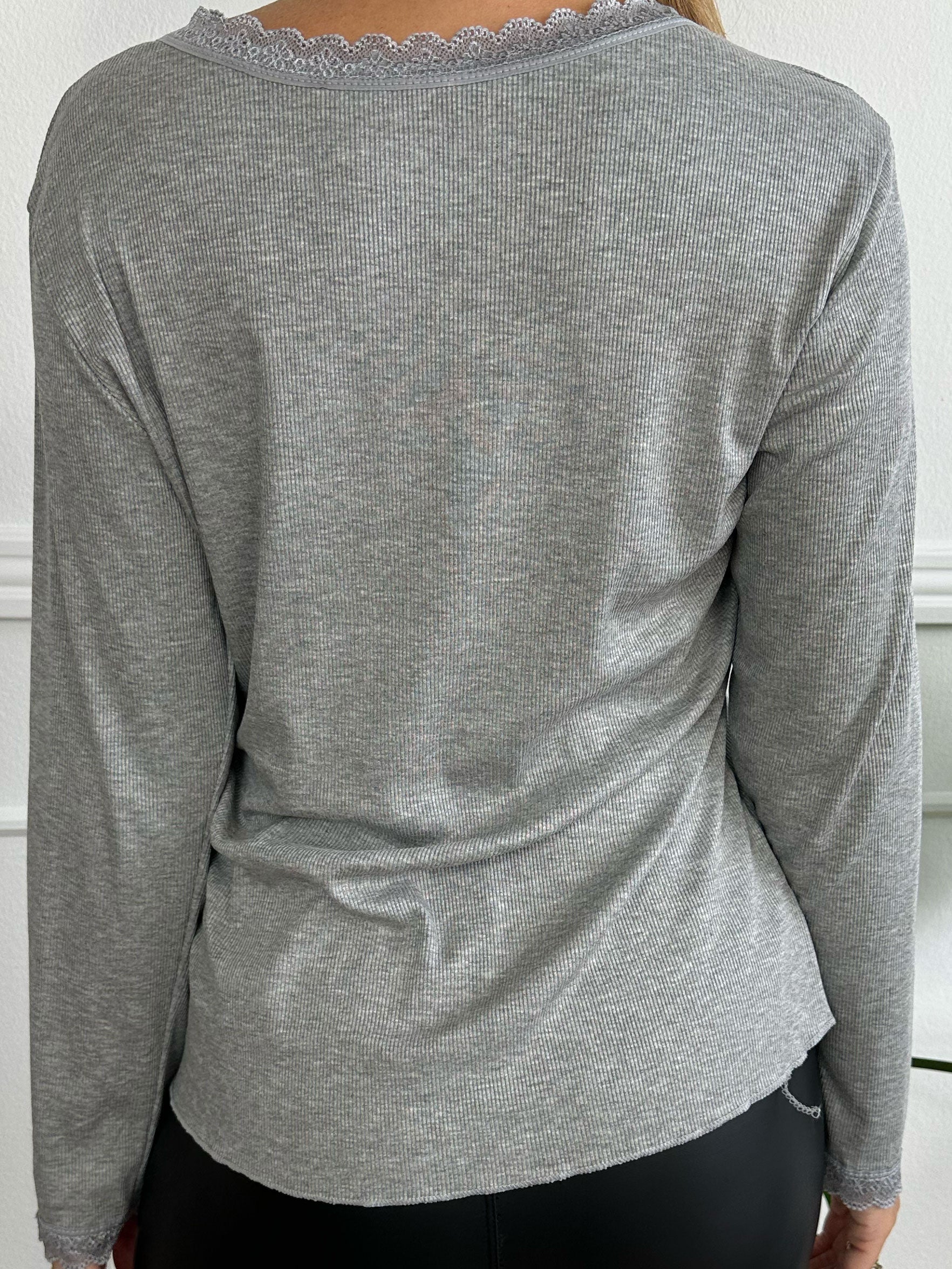 Ibina Long Sleeve - Sød bluse med rib og blondekanter